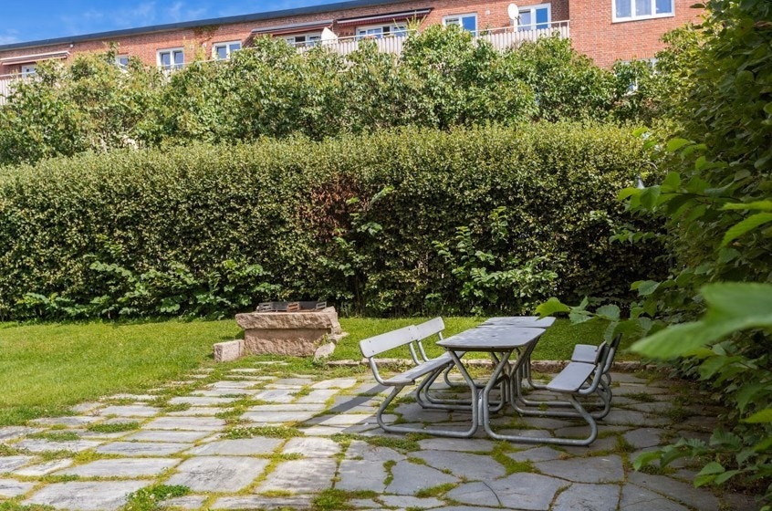 Borettslaget har hyggelige fellesarealer med sittegrupper og grøntområder. Galleribilde