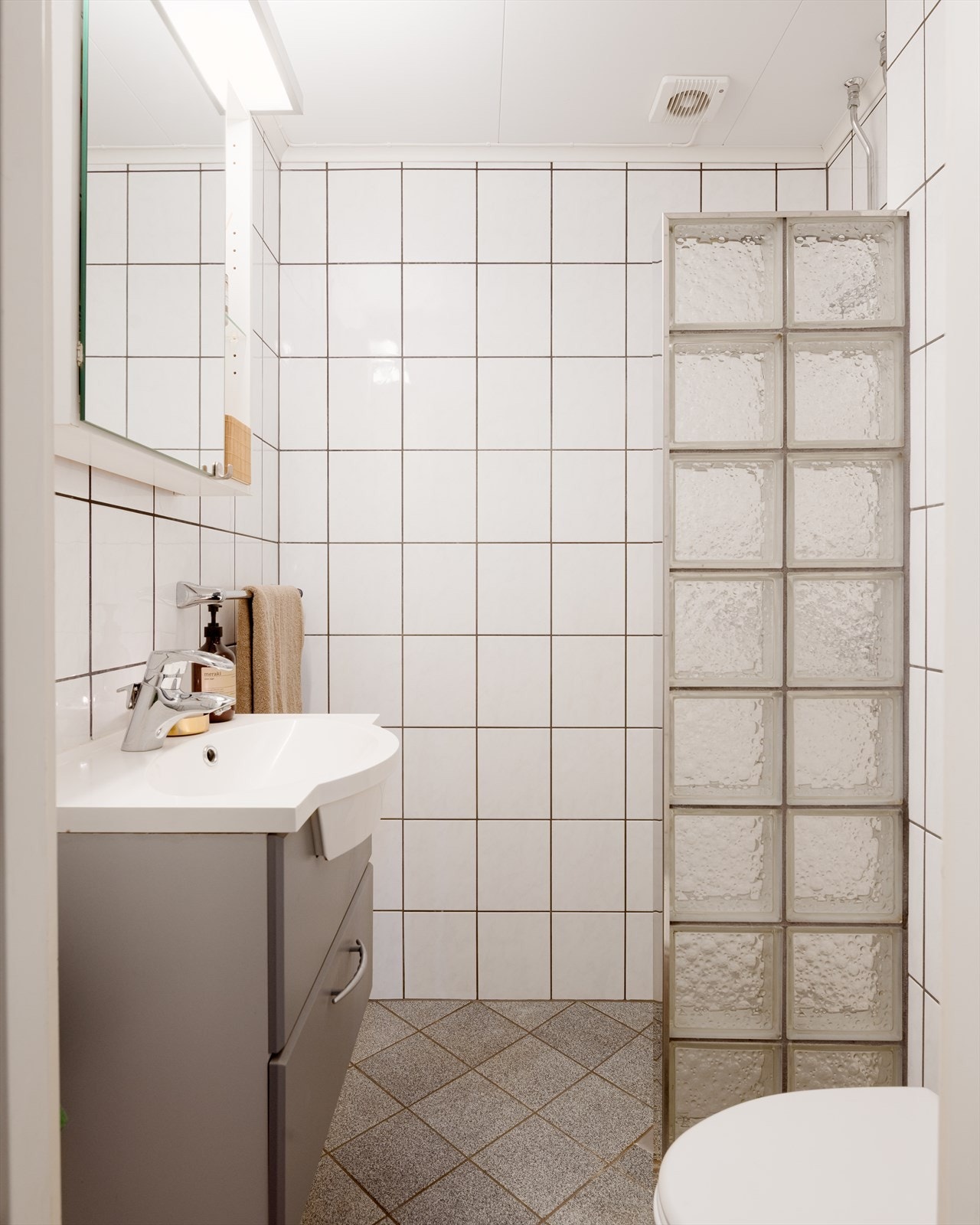 Flislagt bad med termostatstyrte varmekabler i gulvet. Galleribilde