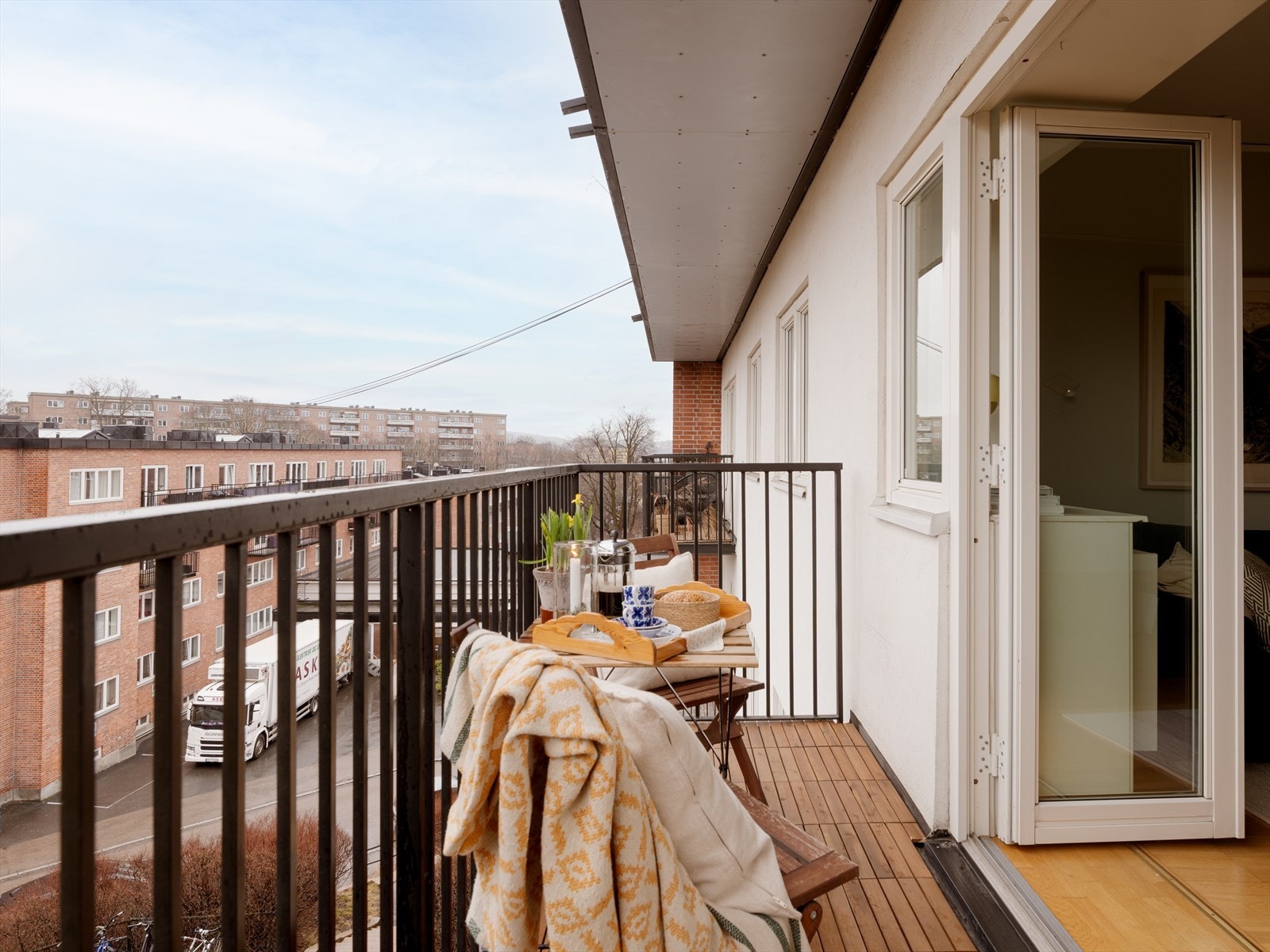 Balkongen fra 2012/13 er målt til ca. 4 m². Leiligheten vender i sin helhet mot bakgården. Galleribilde