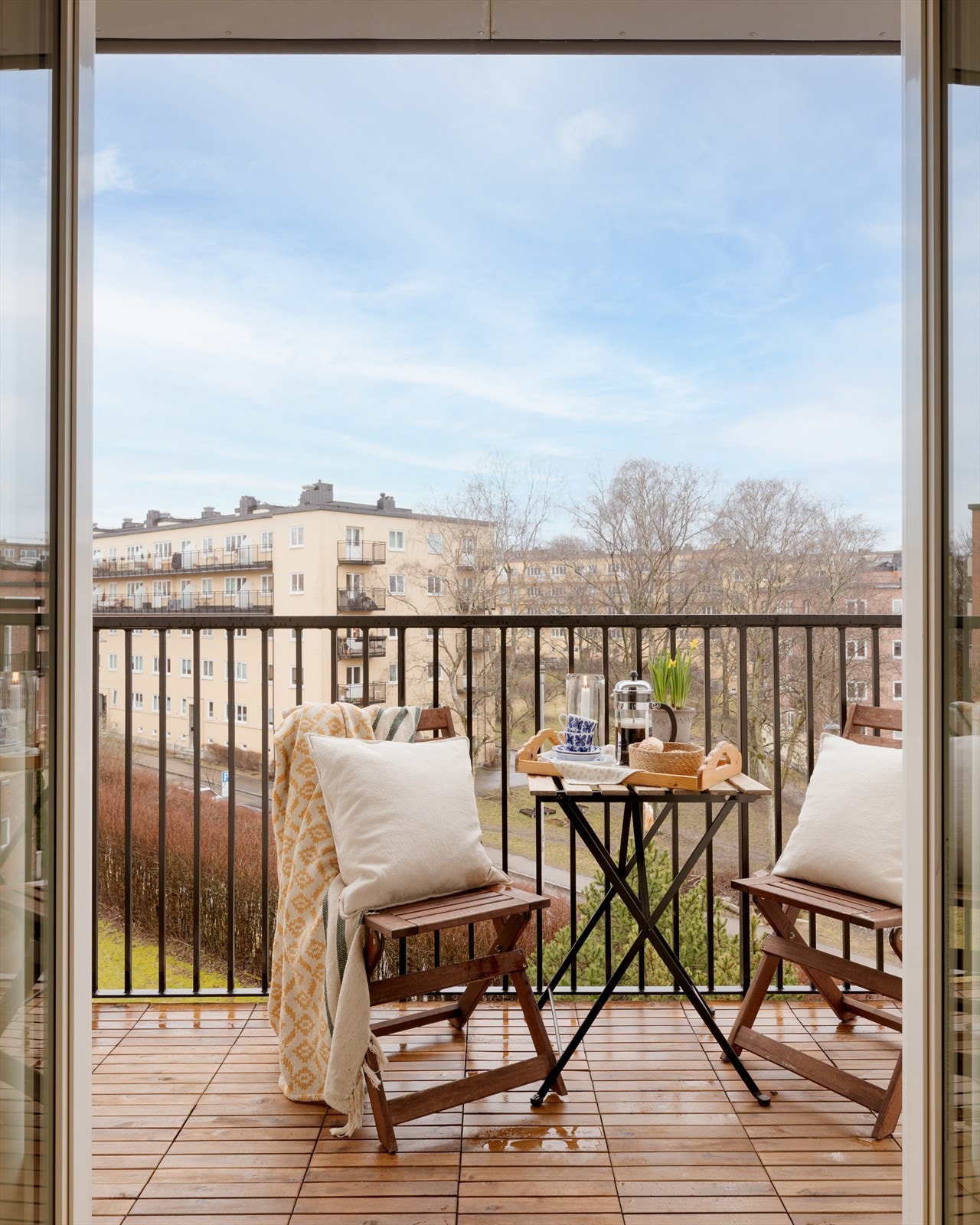 Fra stuen er det utgang til en østvendt, solrik balkong gjennom en tofløyet dør fra 2012. Galleribilde