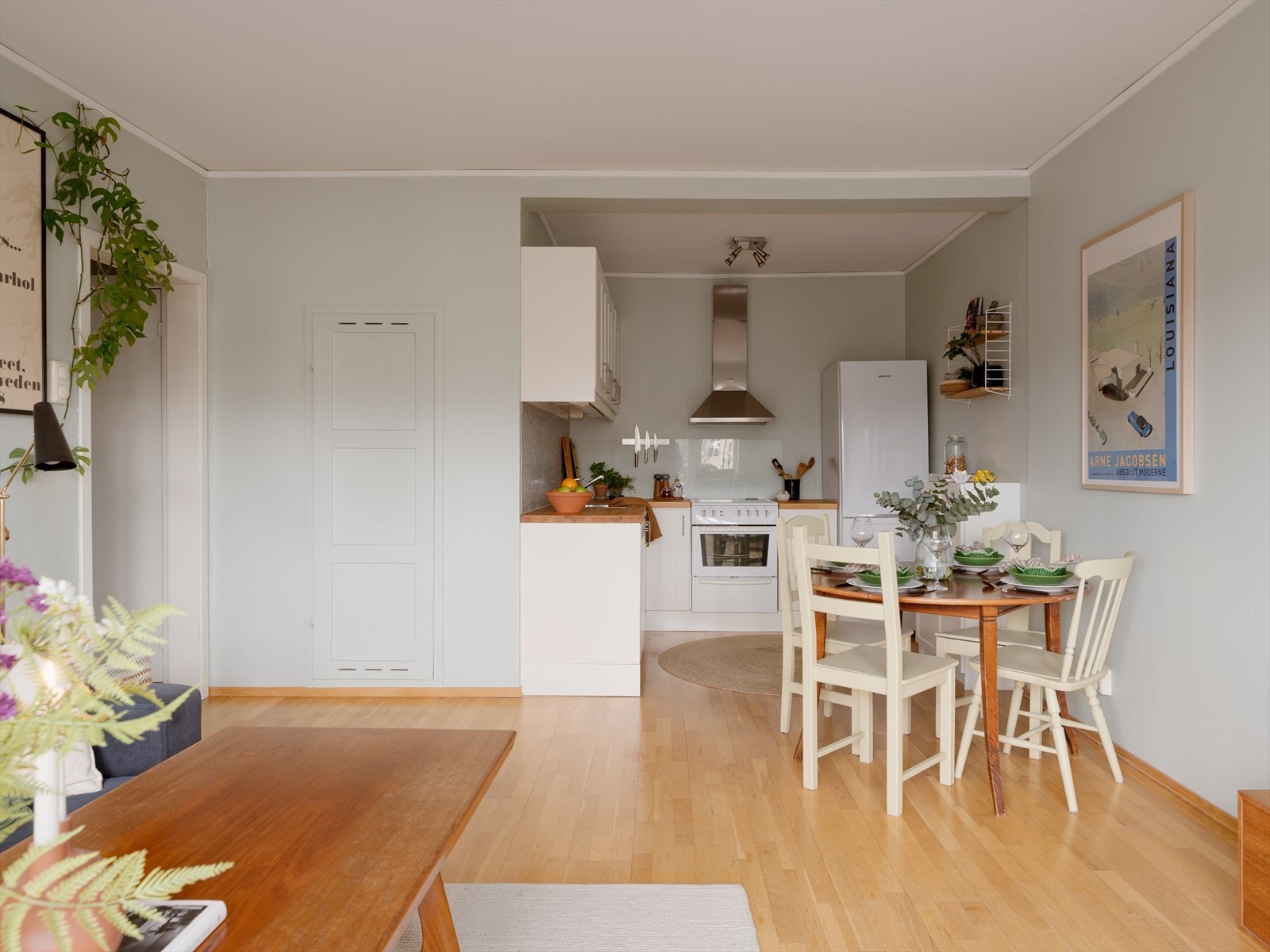 Den åpne løsningen gir en god romfølelse og binder stue og kjøkken sammen. Galleribilde