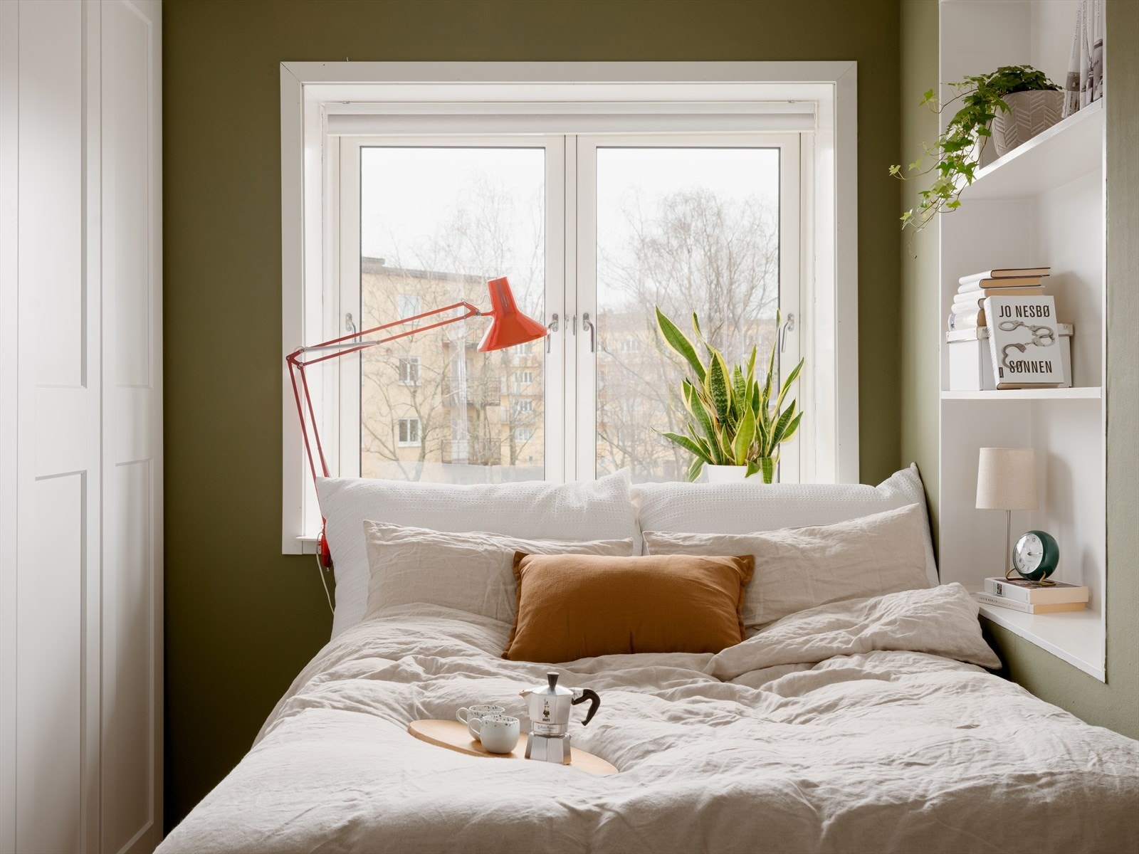 Rikelig med lagringsmuligheter i praktisk garderobeløsning. Galleribilde