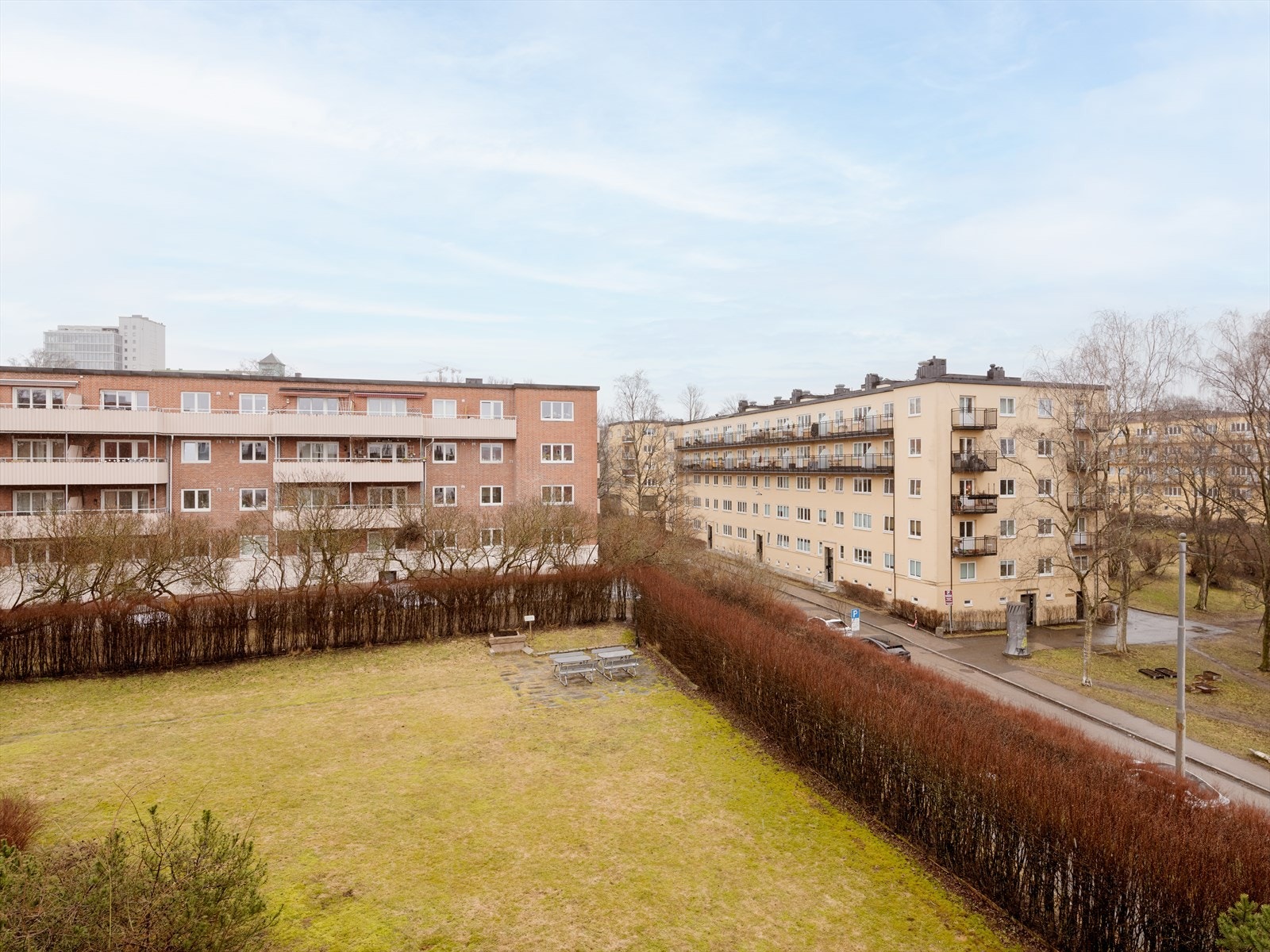 Borettslagets tomt er pent opparbeidet med asfalterte arealer, gressplen, beplantning, sittegrupper og sykkelstativer. Galleribilde