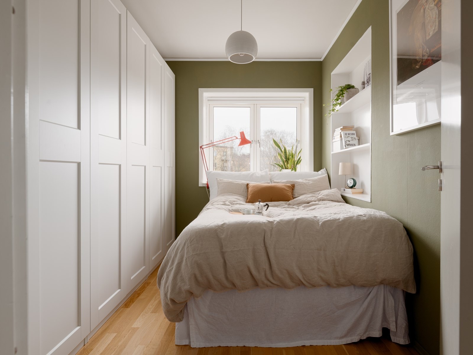 Soverom med god plass til stor seng. Galleribilde