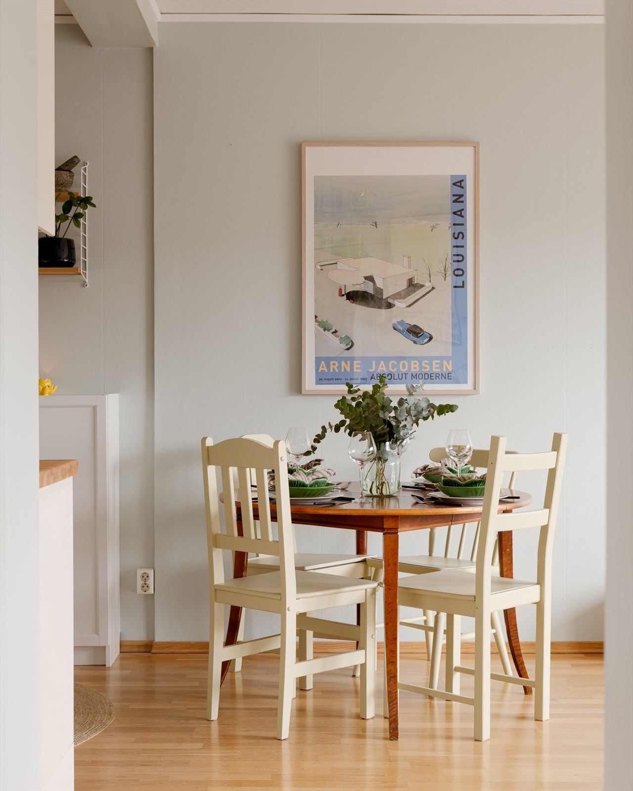 En naturlig plassering for spisebordet i overgangen mellom stue og kjøkken. Galleribilde