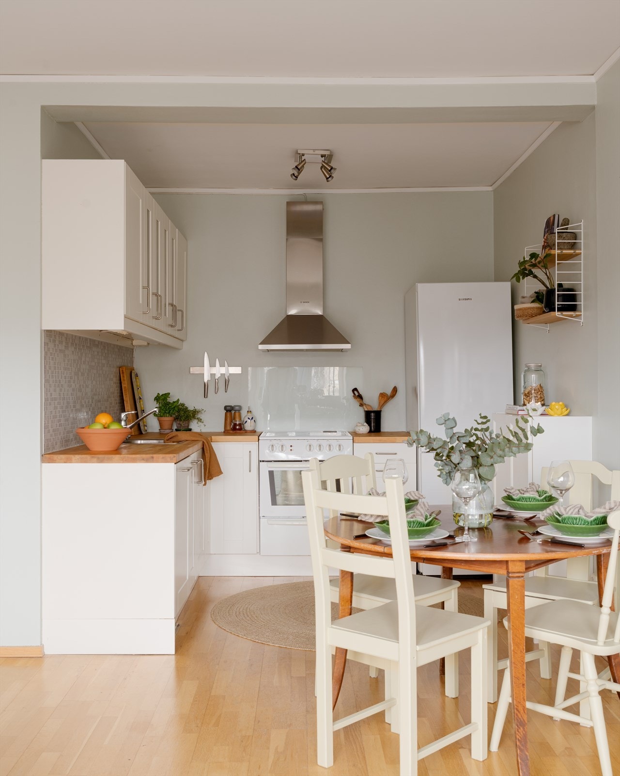 Innredningen har profilerte, folierte fronter og enkelte overskap med fronter i glass. Galleribilde