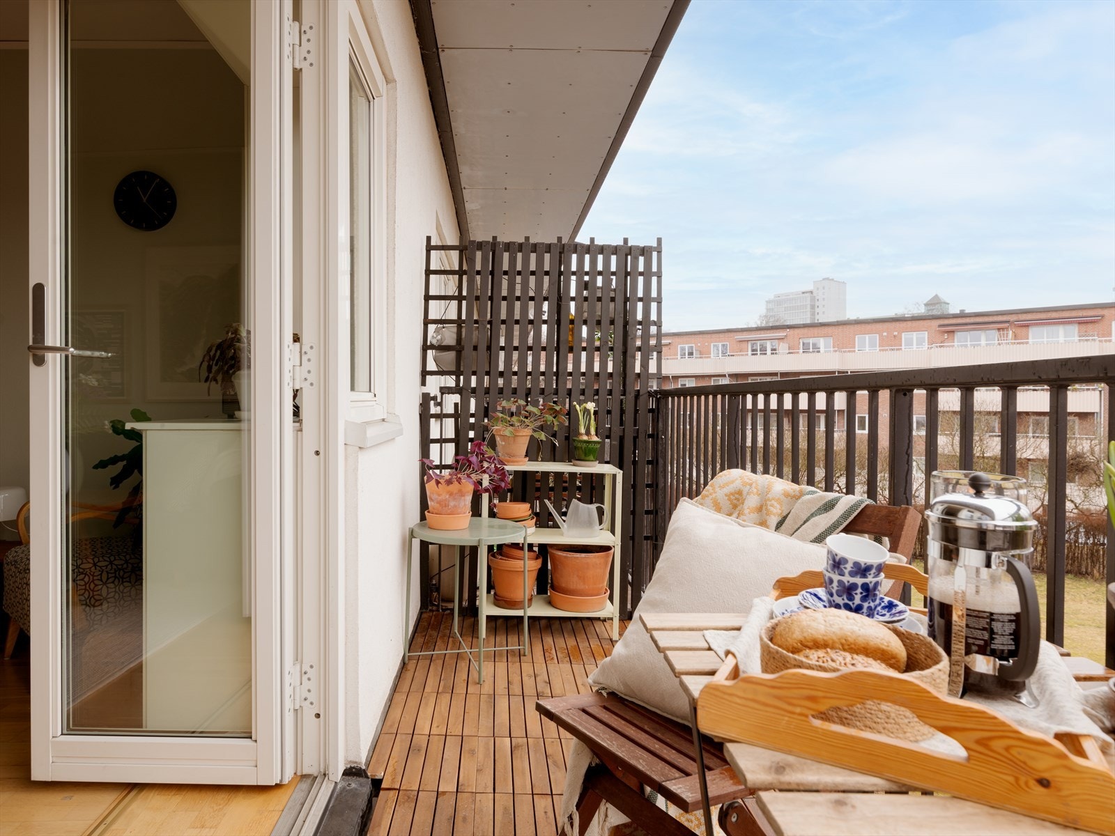 Balkongen fungerer som en forlengelse av stuen på varme dager. Galleribilde