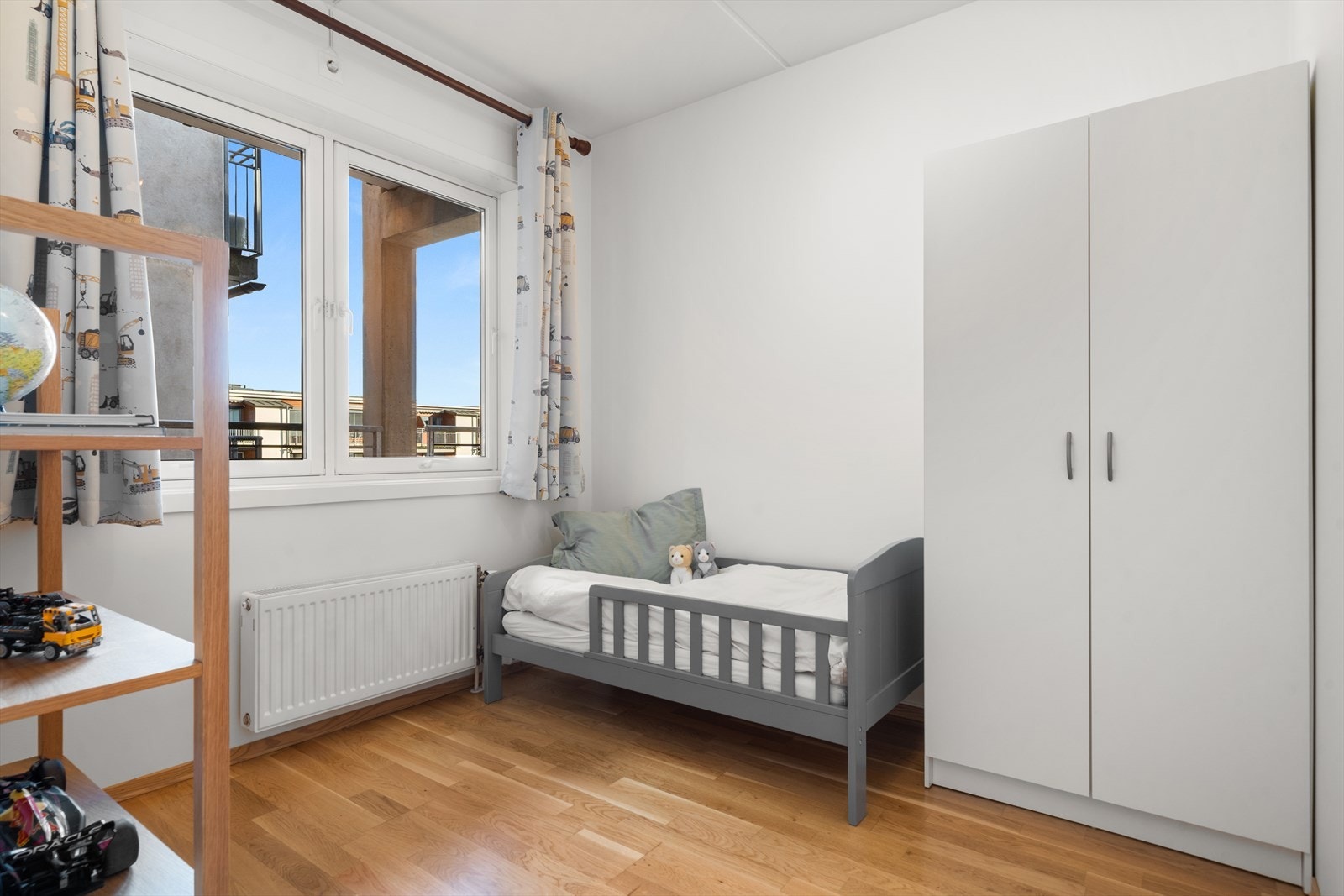 Soverom 2 med plass til seng, garderobeskap og øvrig møblement. Soverom 2 vender ut mot svalgang og rolig bakgård. Her bor du nest innerst uten generende gjennomgangstrafikk. Galleribilde