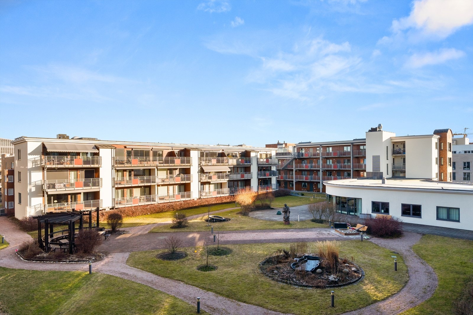 Pent, parkmessig opparbeidet bakhage med både sittegrupper og lekeplass. Bakgården er lukket og privat for beboerne i borettslaget. Galleribilde