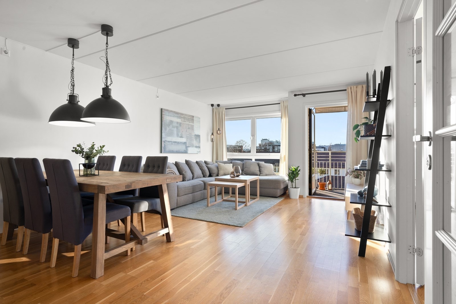 Stor stue med plass til både sofagruppe og spisestuemøblement. Boligen har romslige oppholdsrom. Galleribilde