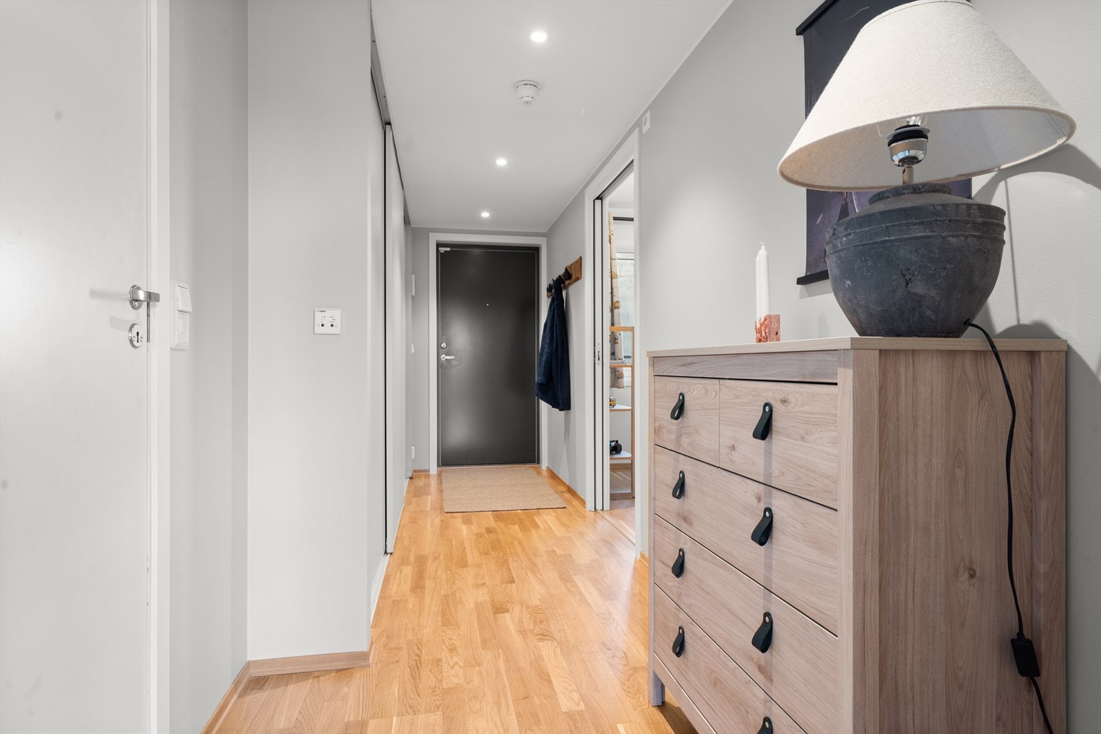 Innbydende entré / gang med praktisk skyvedørsgarderobe med god plass til oppbevaring. Det medfølger også kjellerbod på ca. 4 kvm. for ytterligere oppbevaring. Galleribilde