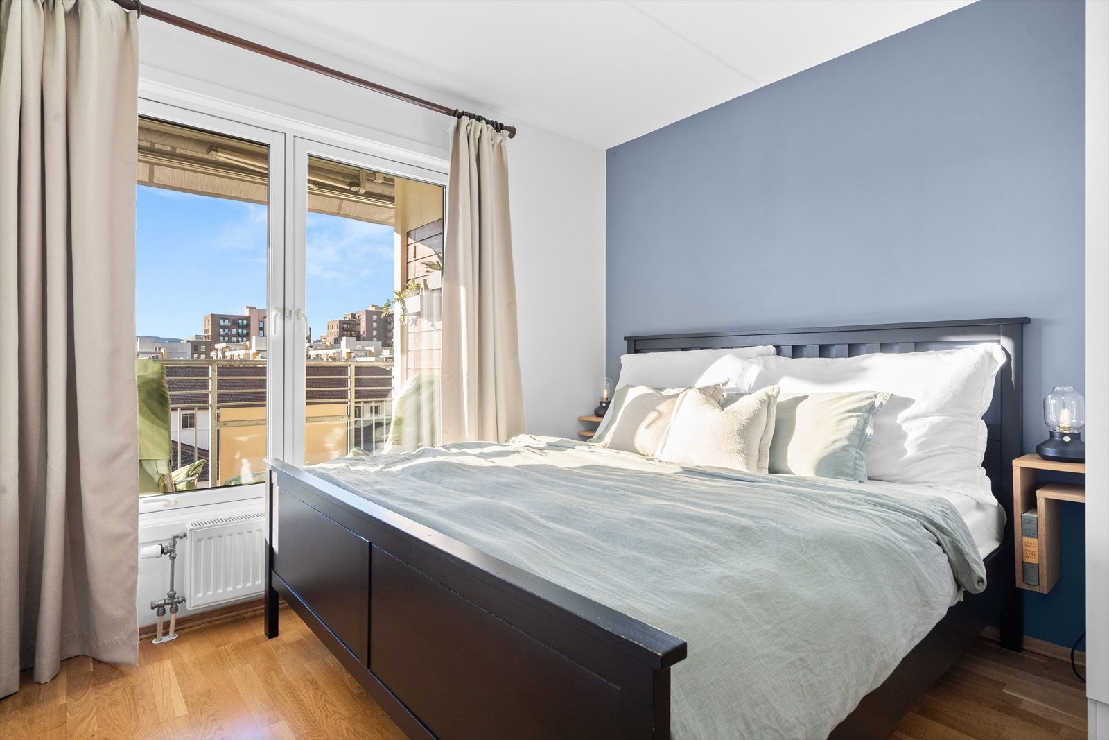 Hovedsoverom med god plass til dobbeltseng, klesoppbevaring og kontorplass. Galleribilde