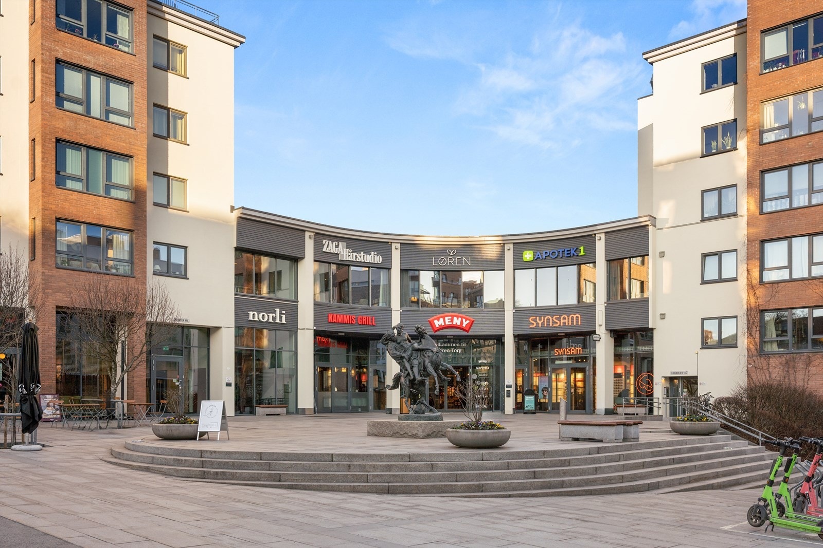 Løren Torg ligger i samme bygg med Meny, bokhandel, apotek, frisør, optiker med mer. På torget finner du hyggelig uteservering og et levende nærmiljø. Galleribilde