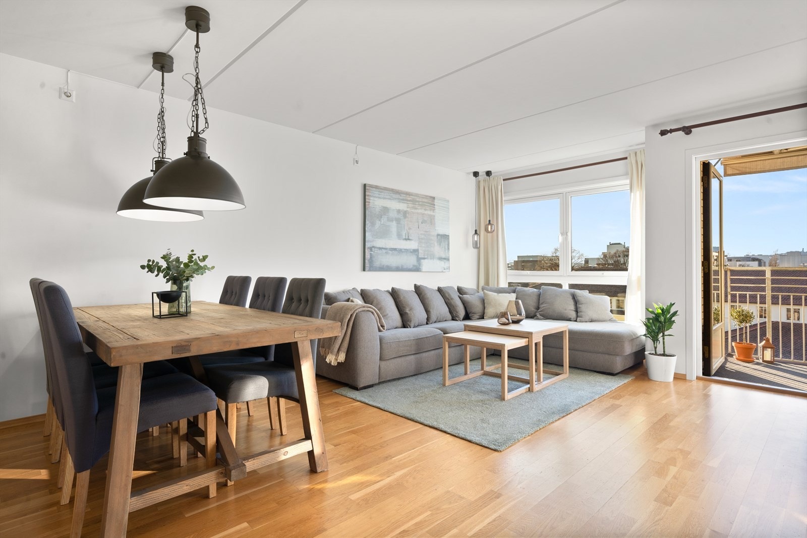 Caroline Leirflaten ved Nordvik har gleden av å presentere en lys og gjennomgående 3-romsleilighet med populær beliggenhet på Løren! Galleribilde