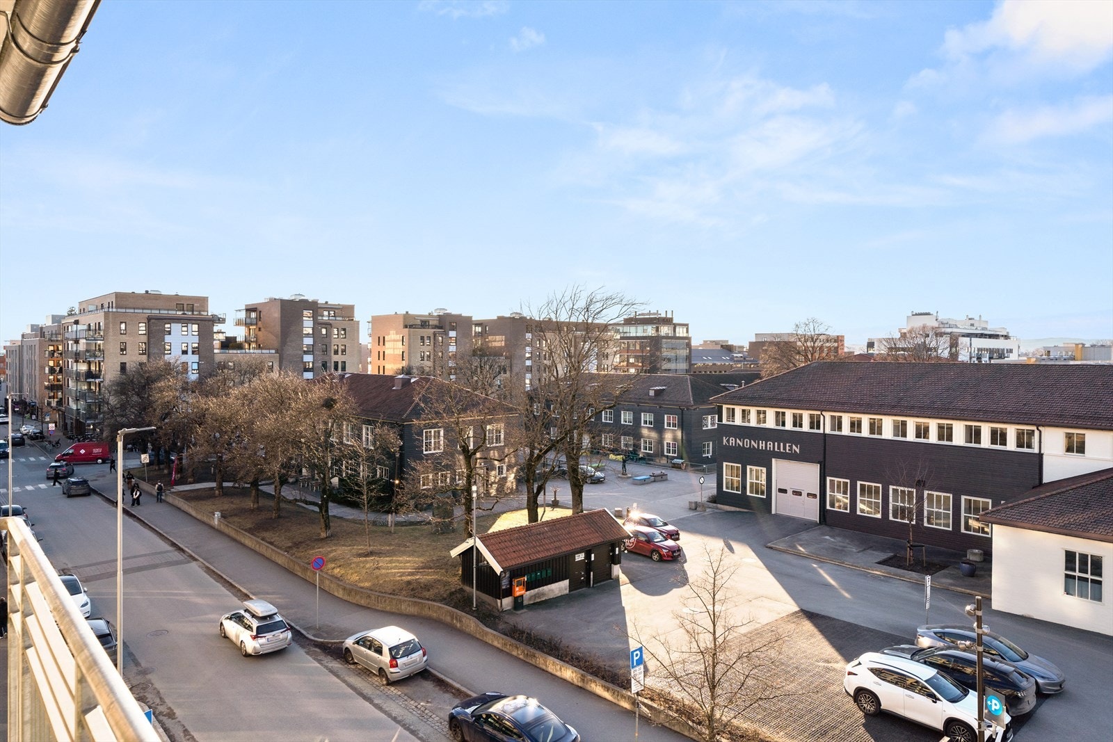 Her bor du høyt og fritt uten direkte innsyn. Lav bebyggelse foran leiligheten med verneverdige Kanonhallen, gjør at det er åpent og fritt utsyn. Galleribilde