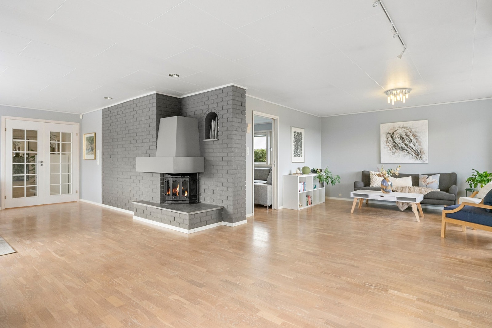 Stuen har en romslig utforming som gir stor frihet i møbleringen, med god plass til både spisestue og flere sittegrupper. Galleribilde