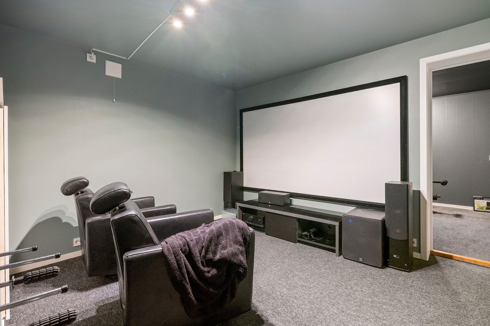 Et stort medierom, innredet som kinorom. Galleribilde