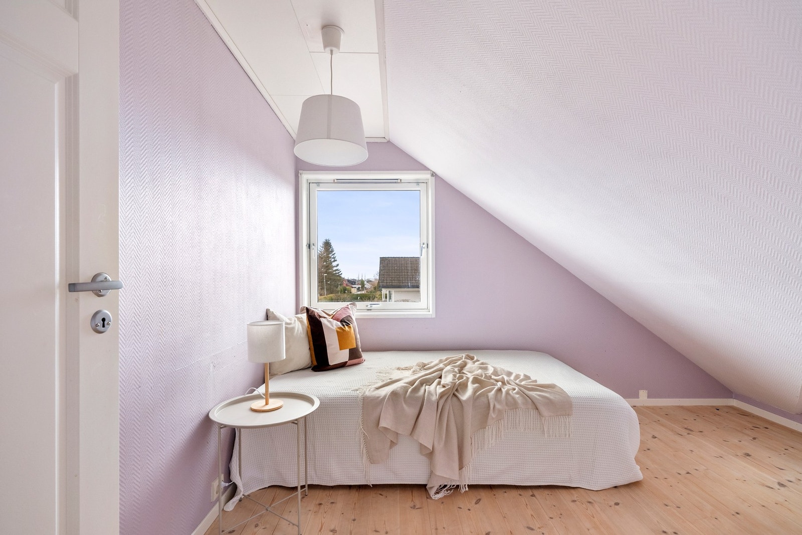 Her er det god plass til både seng, nattbord og øvrig møblement Galleribilde