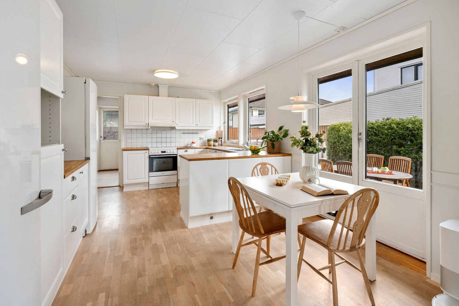 Kjøkkenet fremstår som lyst og romslig, med plass til spisebord som skaper en hyggelig ramme rundt måltidene. Galleribilde