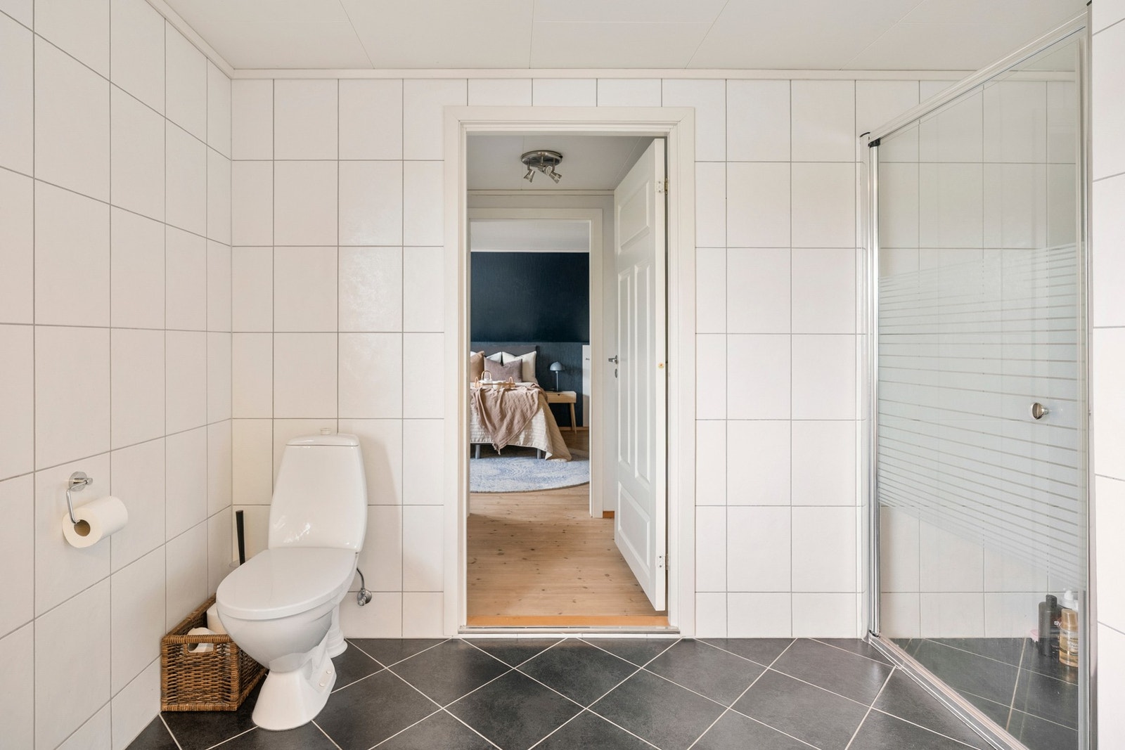 Det ene badet er innredet med heldekkende servant montert på en vegghengt innredning med god oppbevaringsplass, to vasker, speilskap med belysning, frittstående toalett samt dusjhjørne med glassvegger. Galleribilde