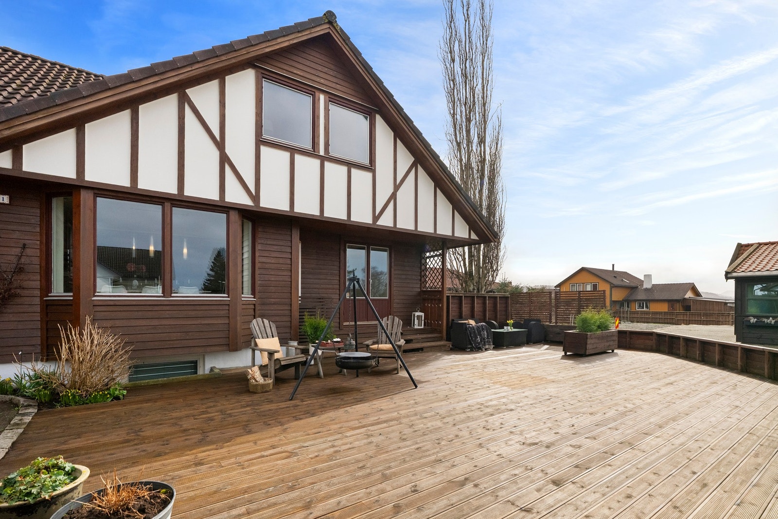 To romslige plattinger gir gode muligheter for utemøbler, grill og sosiale sammenkomster. Galleribilde