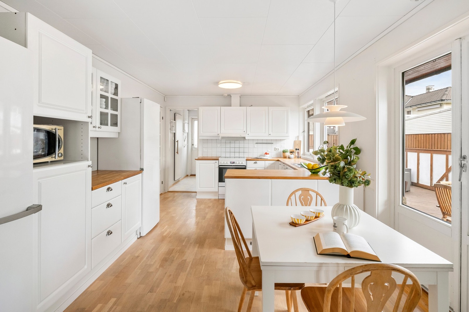 Innredningen har hvite, profilerte fronter og laminat benkeplate. Galleribilde