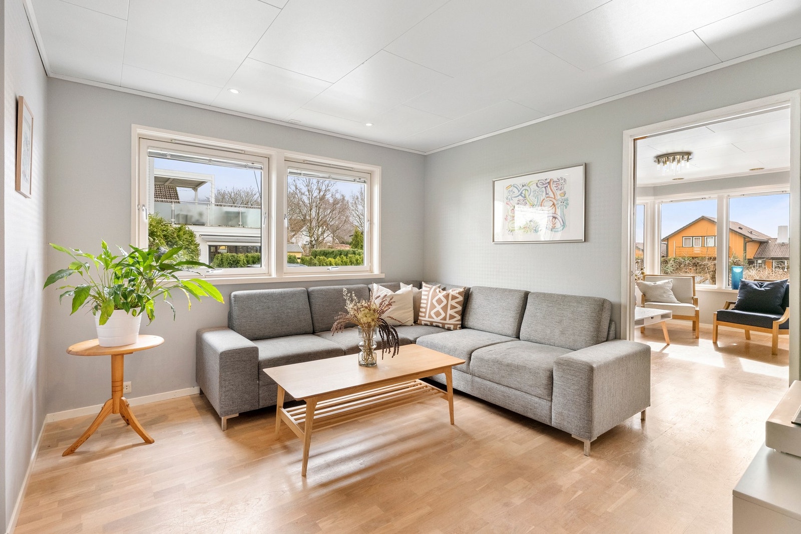 Videre inn mot kjøkkenet finner du en ekstra stue som passer godt som TV-stue, lesekrok eller et roligere oppholdsrom Galleribilde