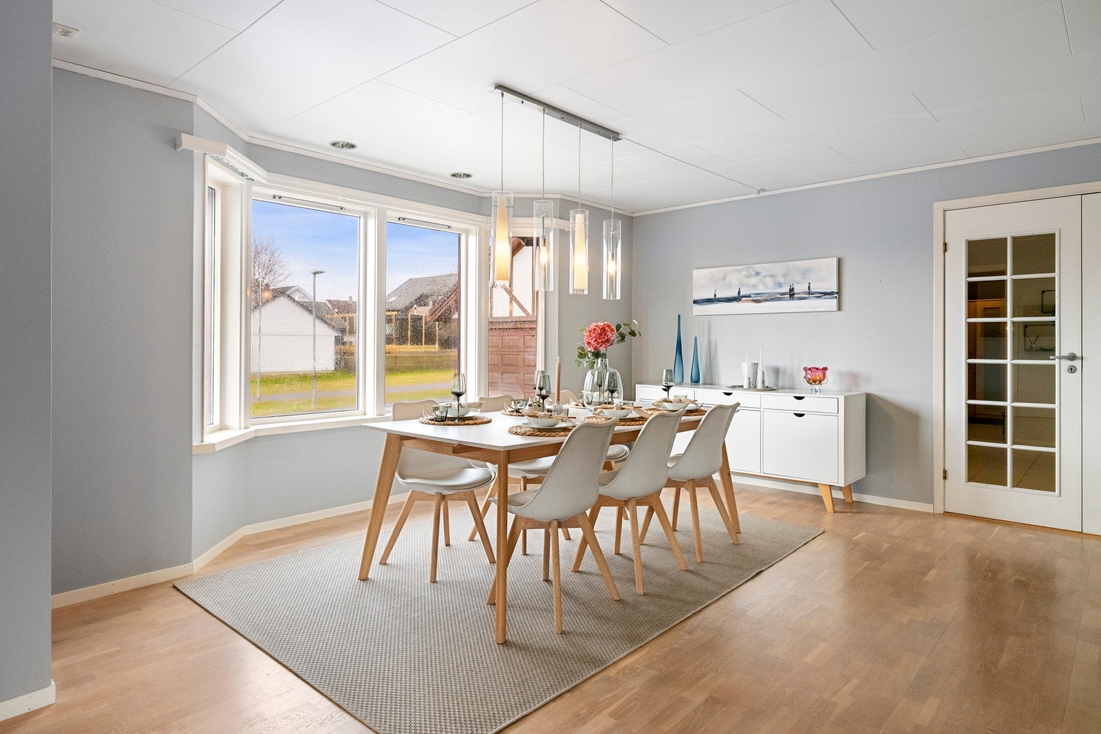 Store vinduer som slipper inn godt med naturlig lys. Galleribilde