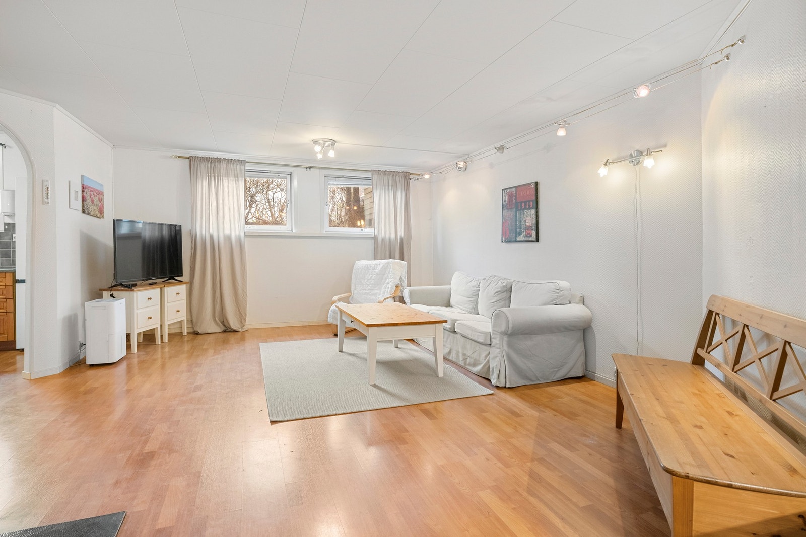 Lys og romslig kjellerstue. Galleribilde