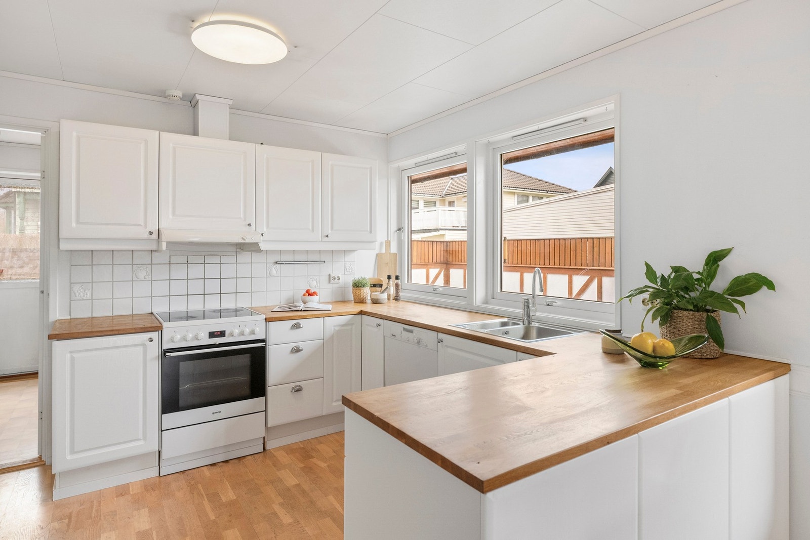 Det er godt med både skap- og benkeplass, noe som gir fine arbeidsflater og god lagringsplass i hverdagen. Galleribilde