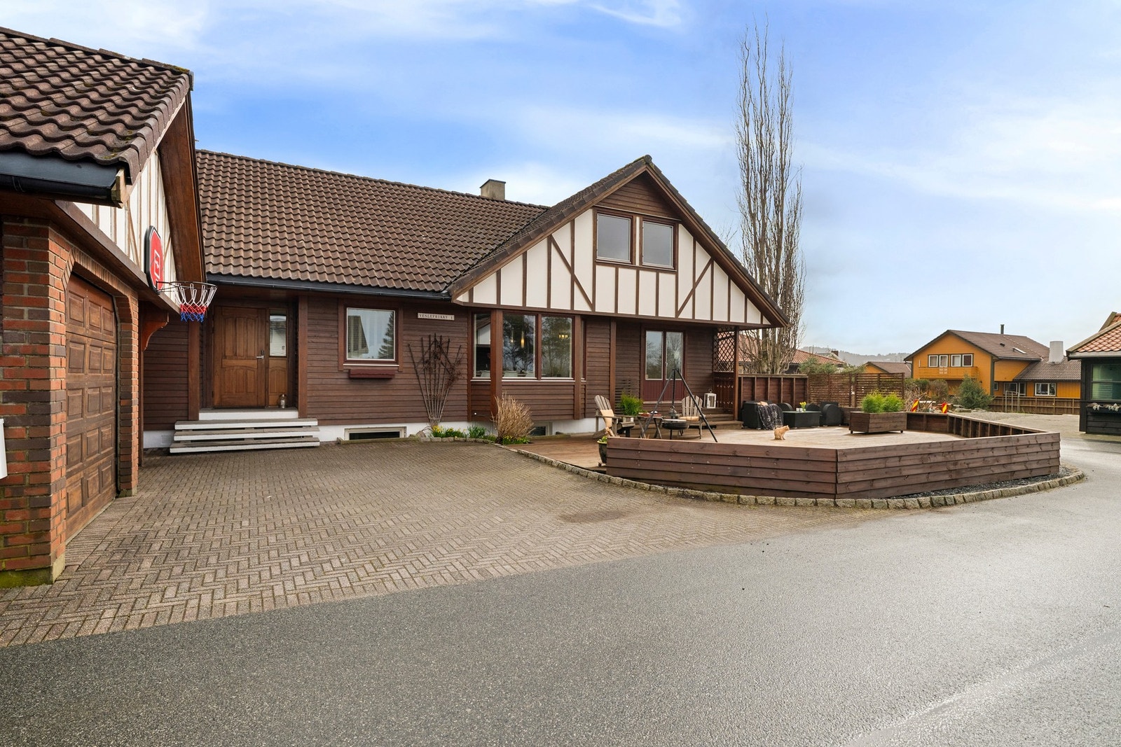 Eiendommen har et pent opparbeidet uteområde med steinlagt innkjørsel som gir et godt førsteinntrykk ved ankomst. Galleribilde