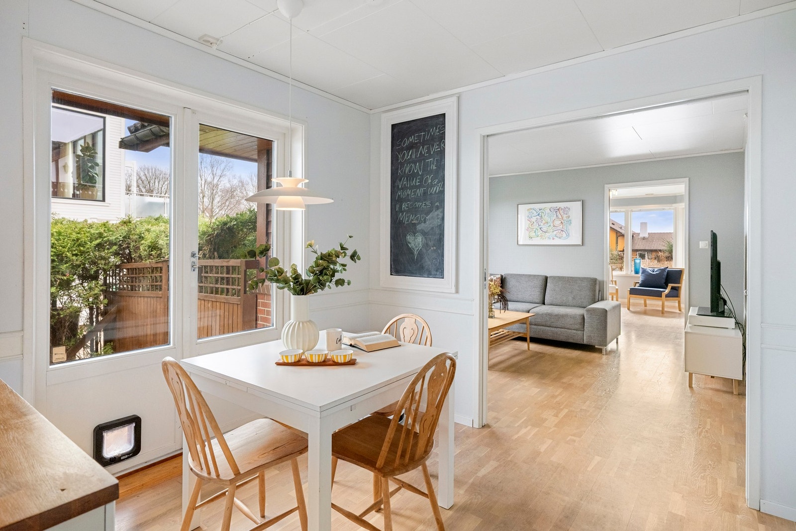 Fra kjøkkenet er det direkte utgang til plattingen på baksiden av boligen. Galleribilde