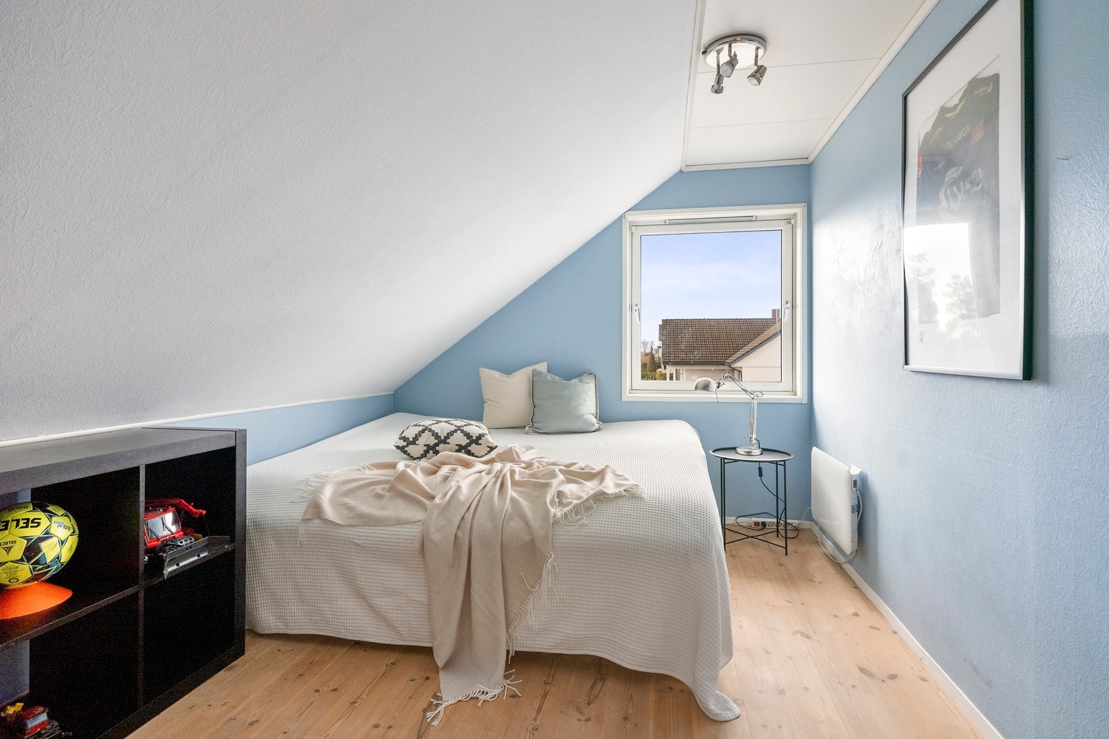 Rommene er malt i ulike farger, noe som gir hvert soverom sitt eget særpreg Galleribilde