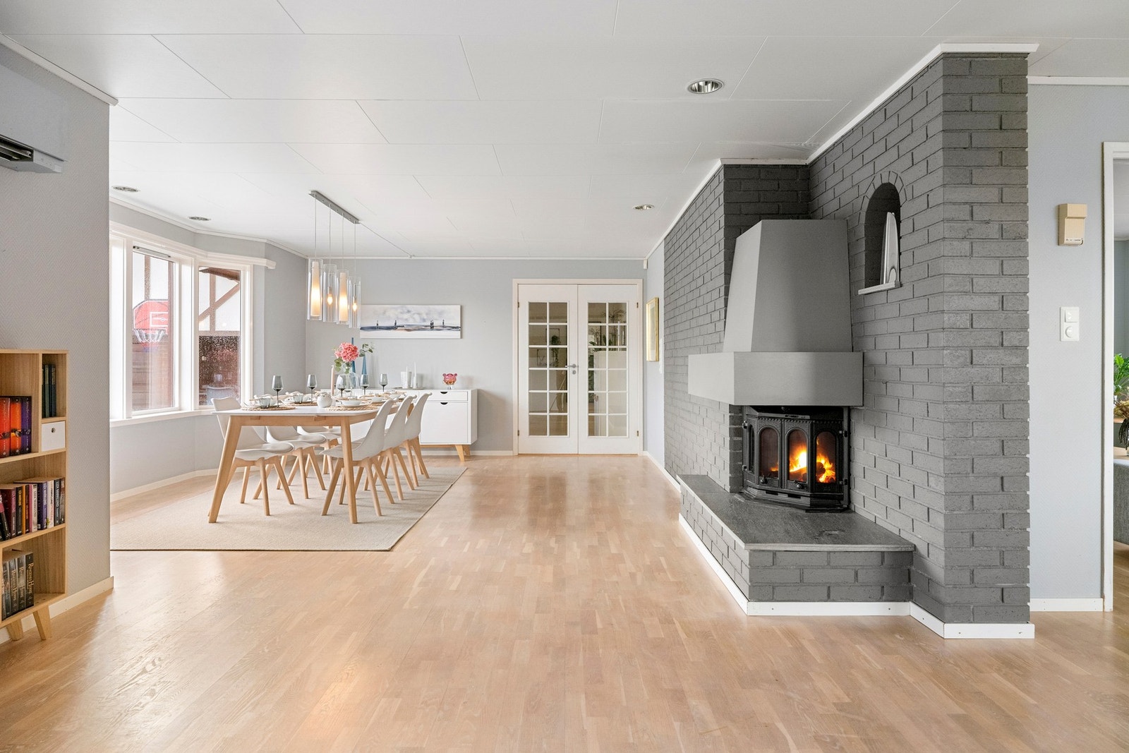 I første etasje finner du en stor og innbydende vinkelstue med utgang til en av boligens plattinger Galleribilde