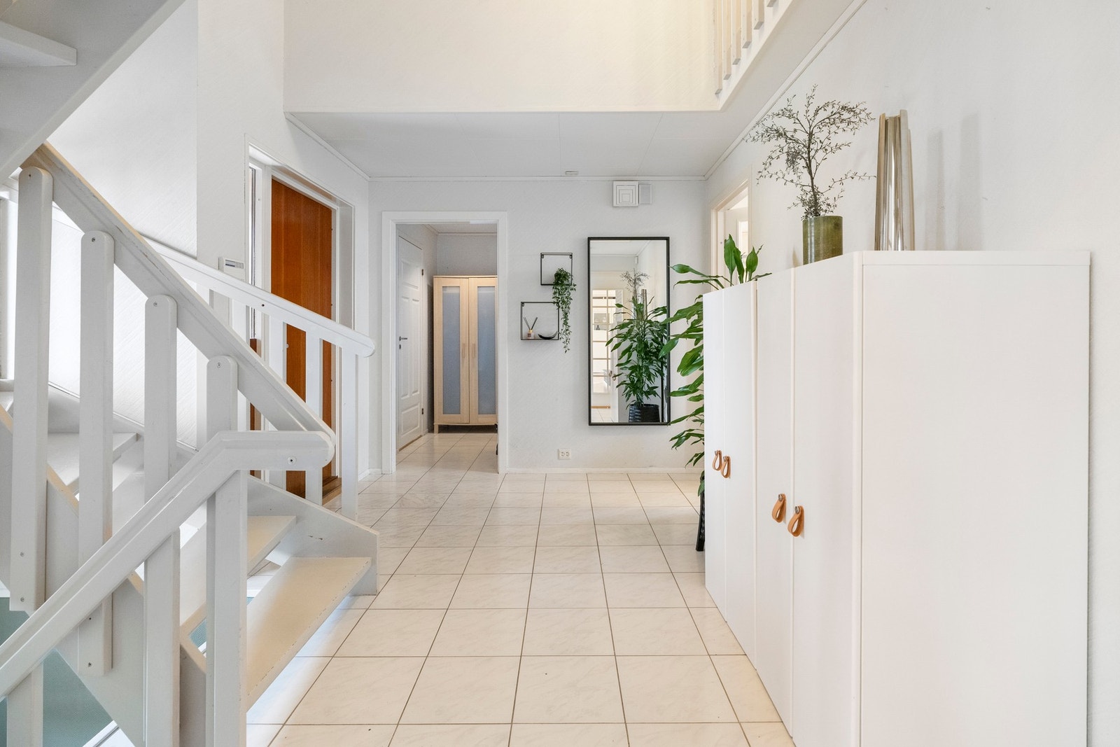 Her er det god plass til garderobeskap og smarte oppbevaringsløsninger Galleribilde