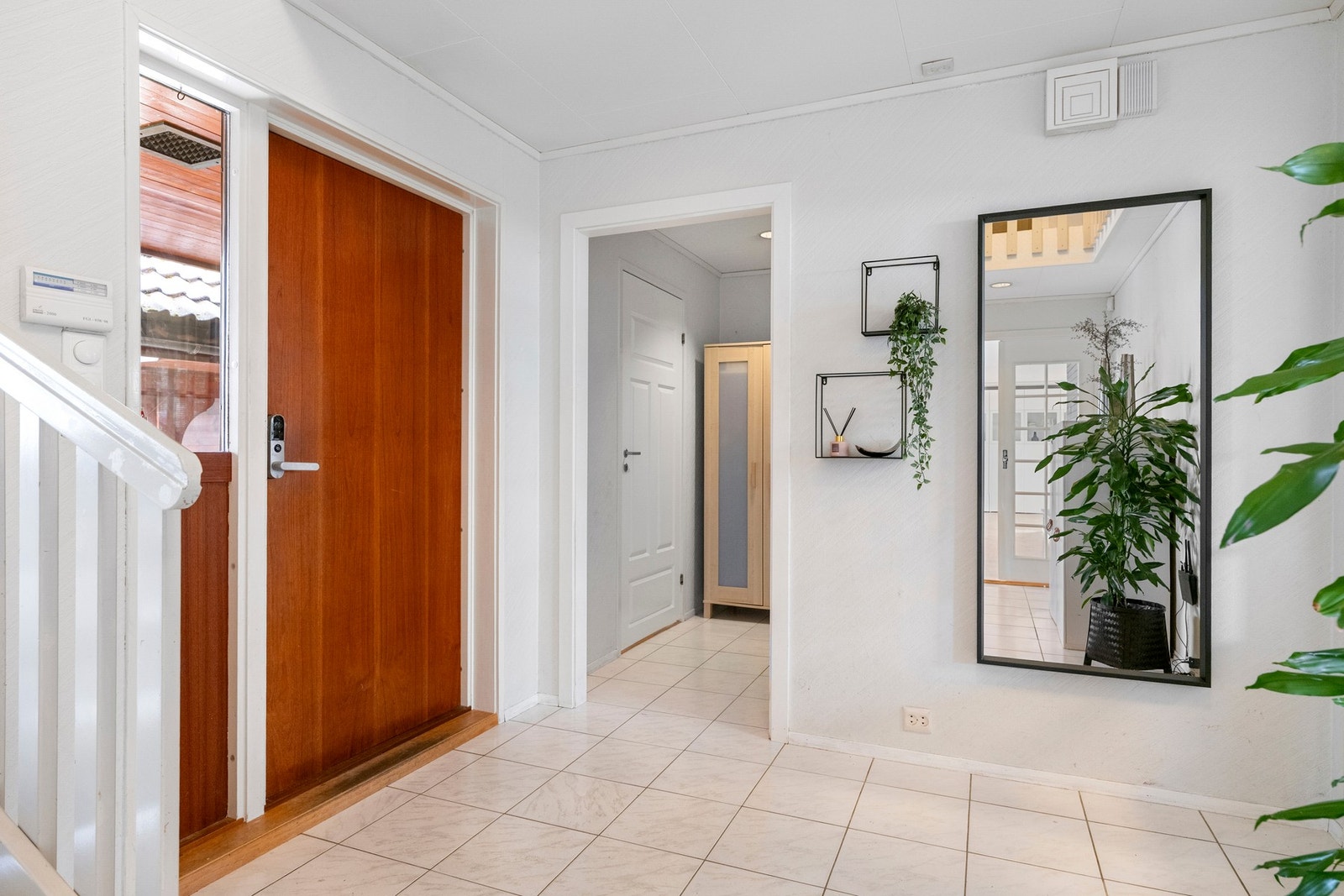 Praktisk plassert i tilknytning til entréen finner du boligens toalettrom. Galleribilde