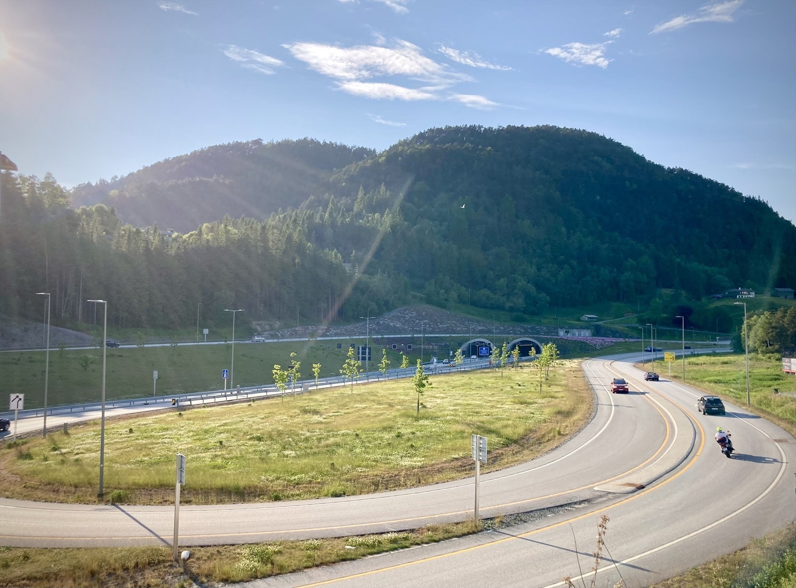 11 min i bil tar deg til påkjøring til nye E39 ved Tøsdalskiftet. Videre 12 min til Lagunen. (Med buss tar det 17 min til Tøsdalskiftet for bussbytte) Galleribilde