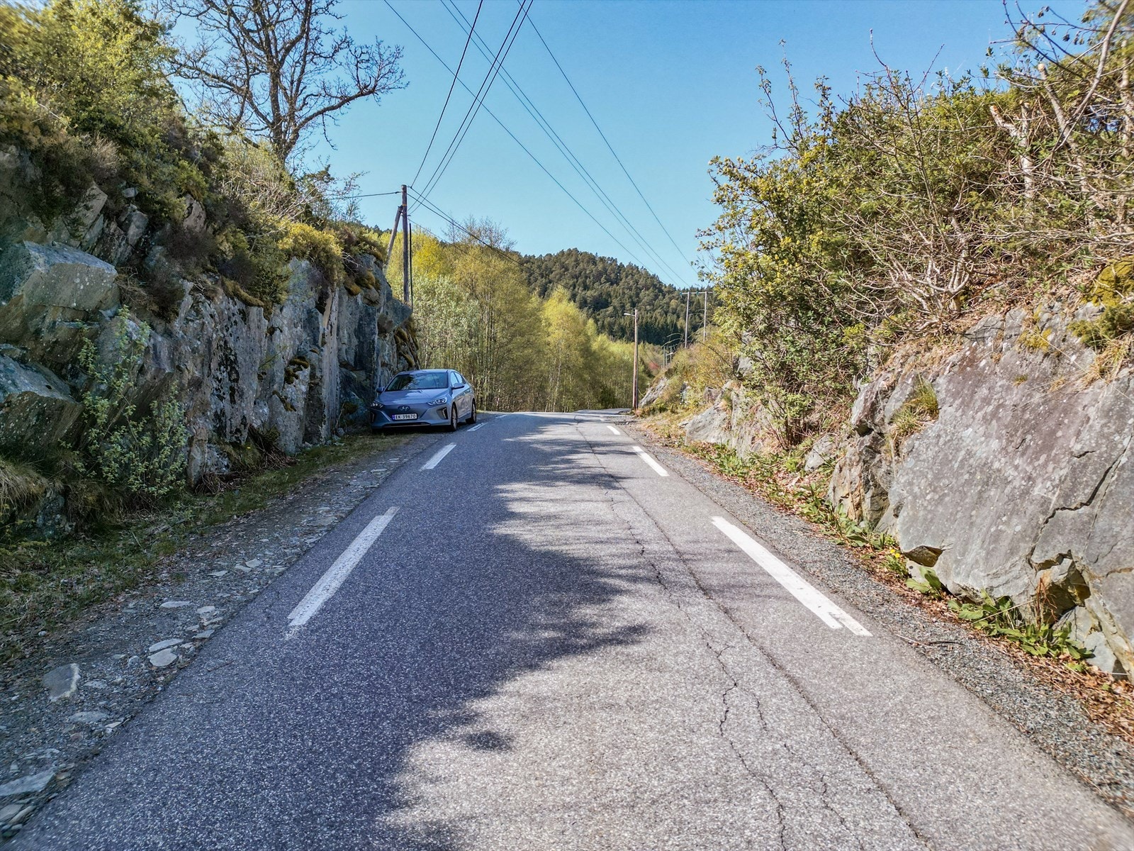 Parkering må opparbeides på tomten iht. parkeringsnorm (gjelder alt i Os), men det er også plass til å sette biler i veien. Her går også vann- og avløpsledninger. Galleribilde
