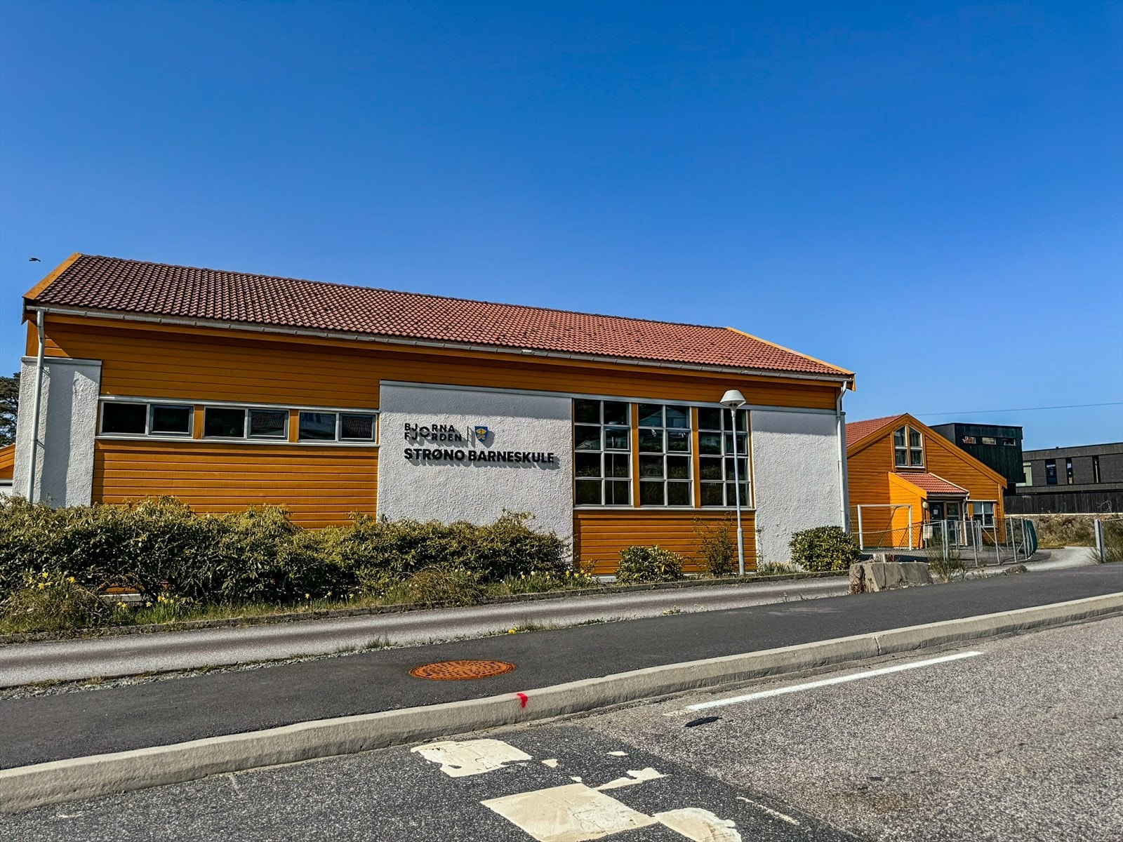 Strøno har egen barneskole. Her ligger også Eventus Strøno barnehage vegg i vegg. Galleribilde