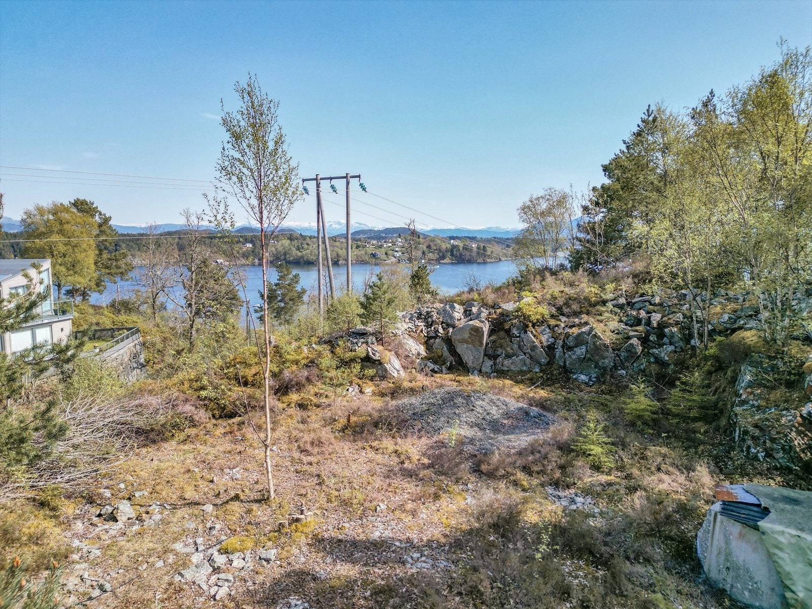 En etasje opp, og med litt færre trær kan dette bli magisk! Her ser vi tomten sett fra nordvest. Galleribilde