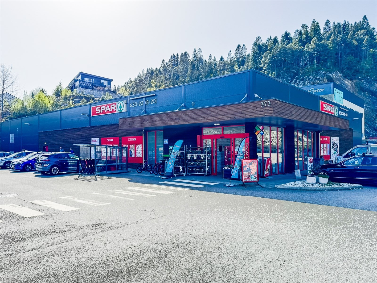 På Nore-Neset ligger nærmeste ungdomsskole og nærmeste dagligvarebutikk. Galleribilde