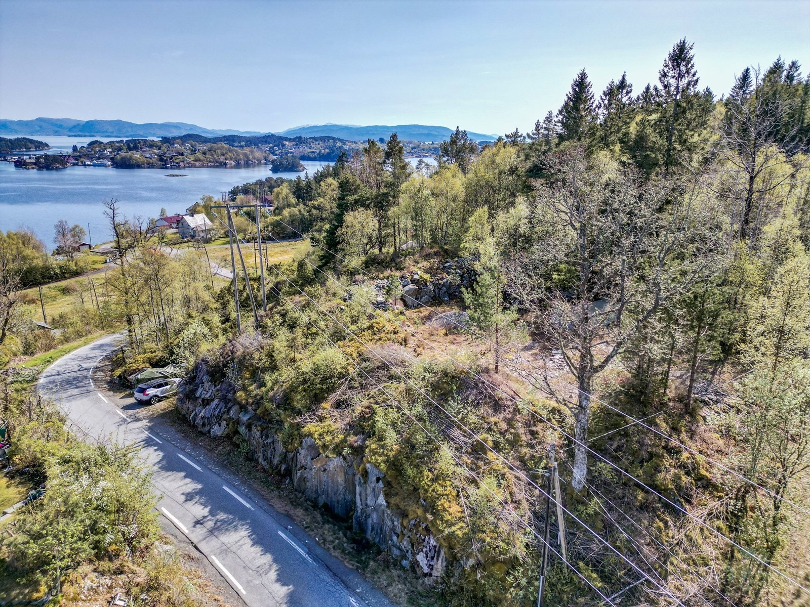 Her ser vi ganske direkte sørover. Selv om du ligger nær veien vil et hus på høyden her likevel være ganske skjermet
. Galleribilde