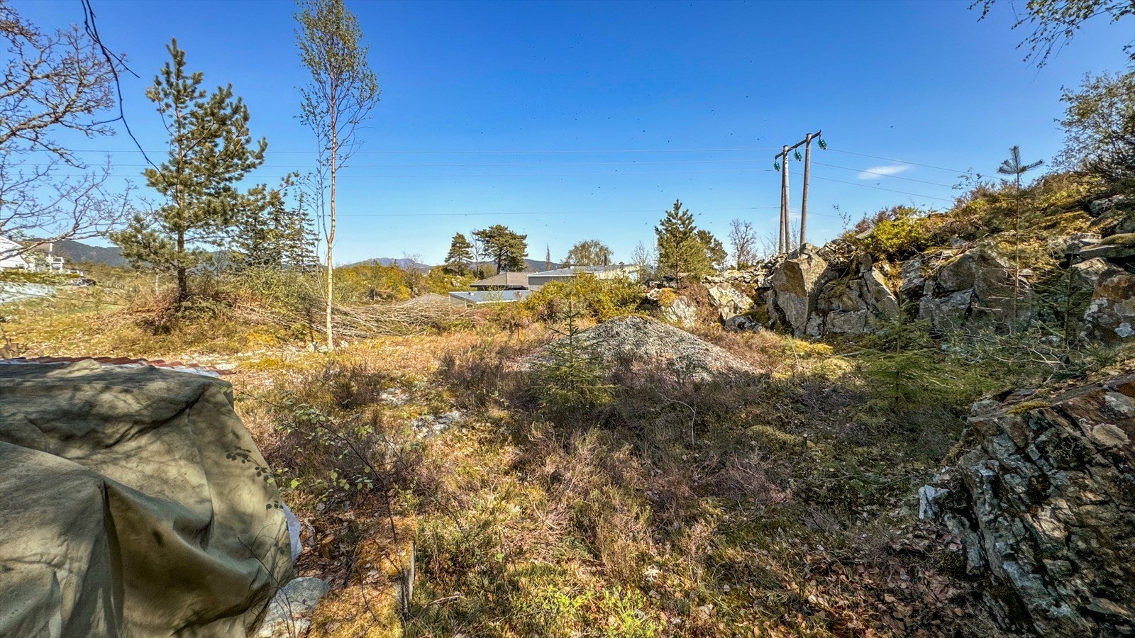 Tomten sett fra sørvest, og stående på bakken. Hva med inngangsetasje her og terrasse med sjøutsikt i 2. etasje? Galleribilde