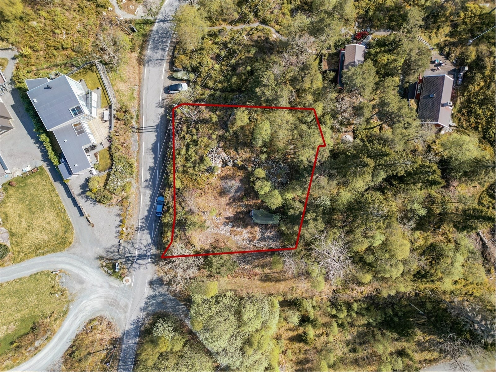 Tomten måler 1 064 kvm og er delvis planert. (tomtemarkeringen er en illustrasjon og kan være litt unøyaktig) Galleribilde