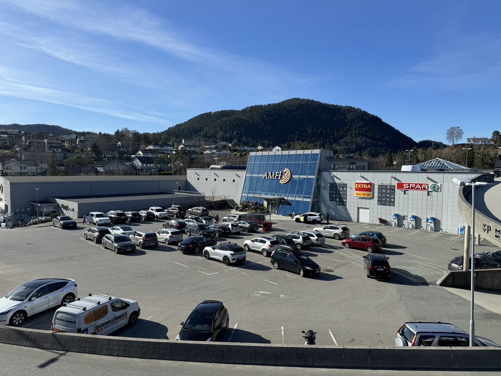 Nær Tøsdalskiftet finner du kjøpesenteret Thon Senter Os, "Flåten". Galleribilde