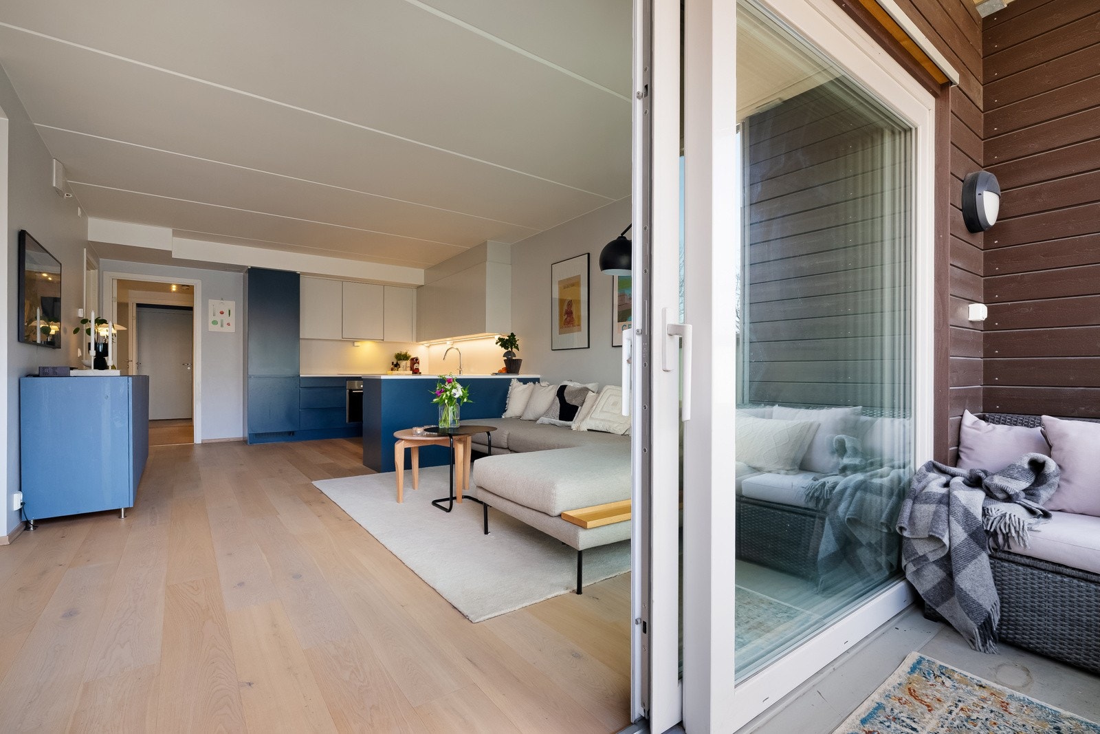 Videre forlenges boligen av både balkong og markterrasse, som gir flotte utearealer med gode solforhold. Galleribilde