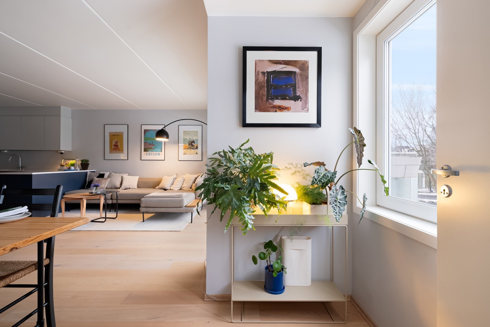 Overflatene er malt i et tidløst fargevalg, og på gulvet er det pen en-stavs parkett. Galleribilde