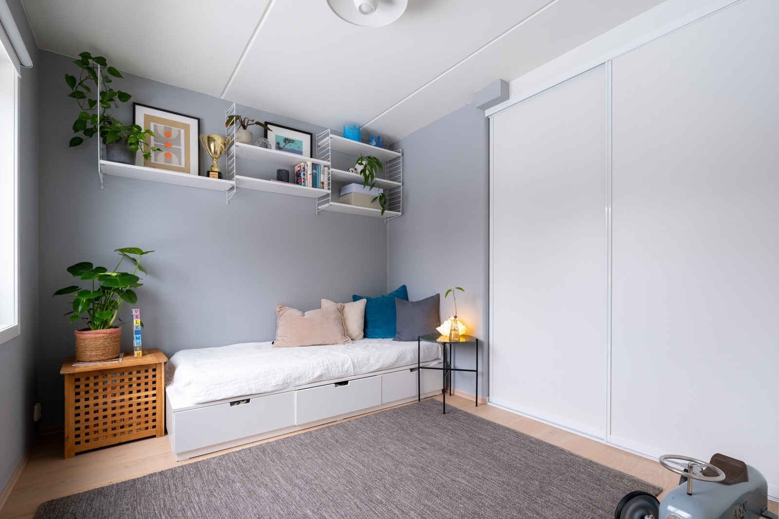 Rommet er innredet med en skyvedørsgarderobe. Galleribilde