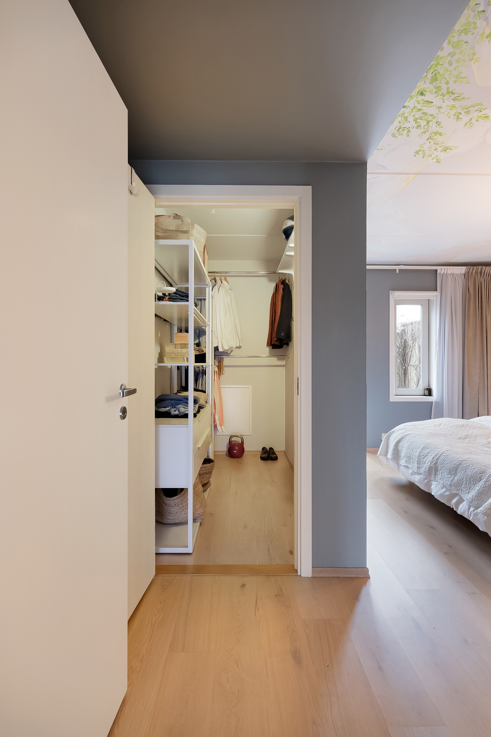 Fra soverommet er det også adkomst til en innvendig bod, som egner seg svært godt som walk-in garderobe. Galleribilde