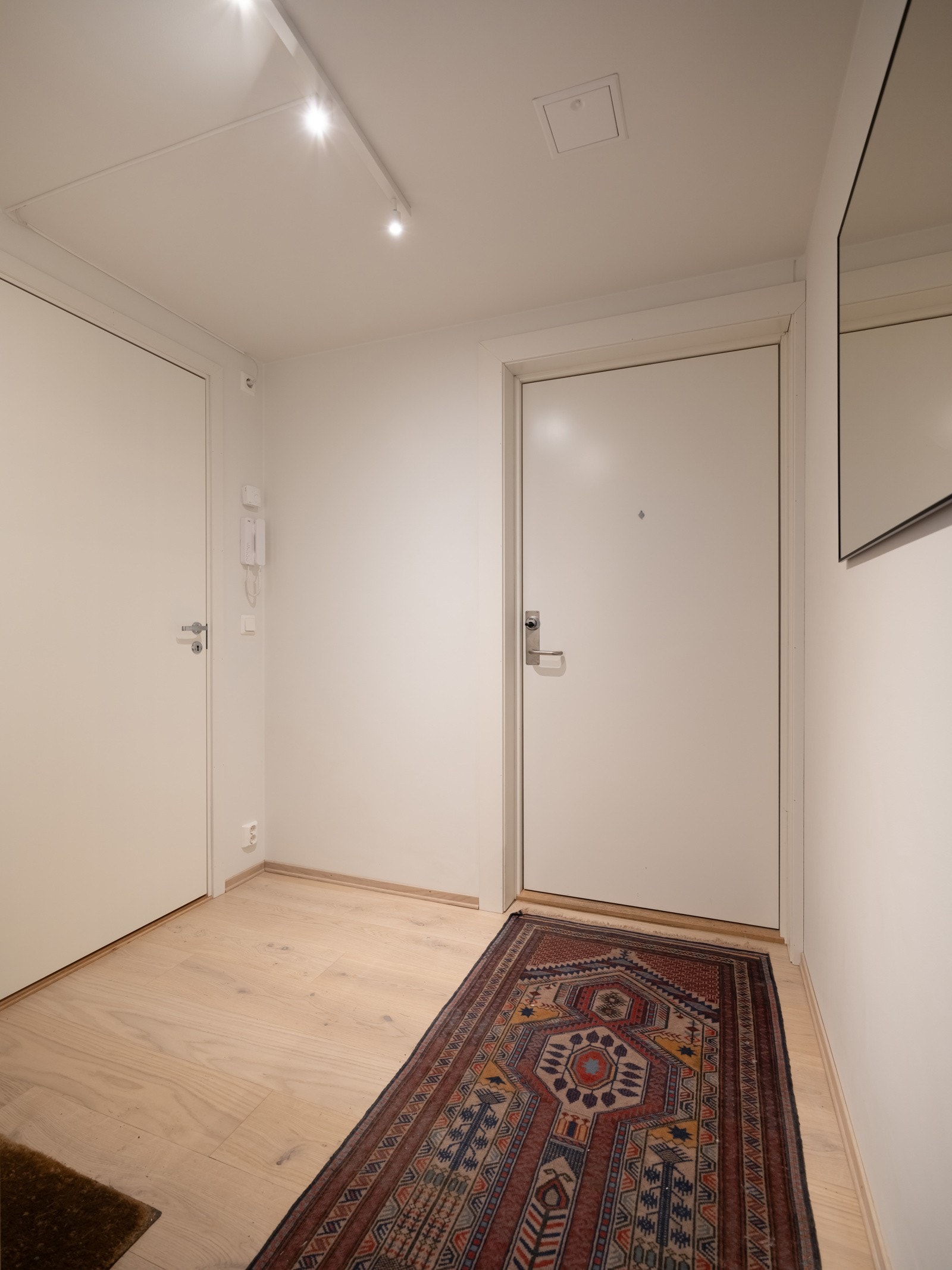 Leiligheten har en lys og innbydende entré som gir et godt førsteinntrykk. Galleribilde